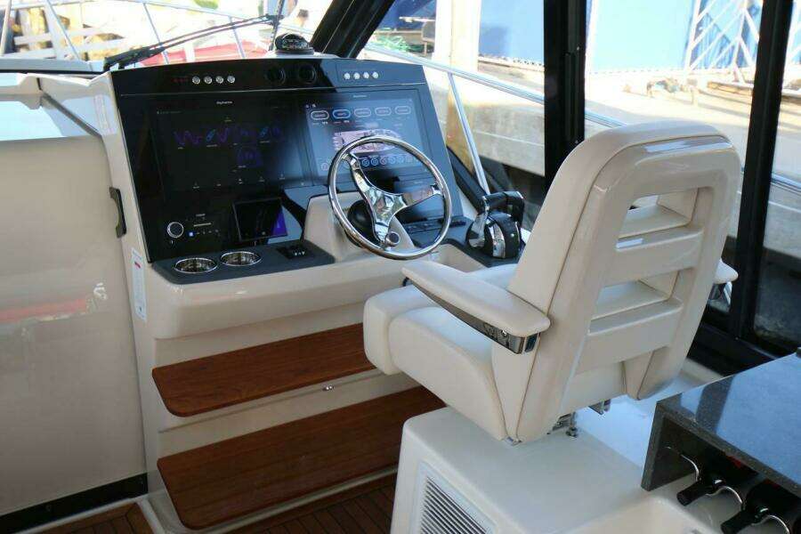 2021 Boston Whaler 405 Conquest