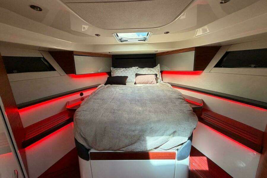 2021 Boston Whaler 405 Conquest