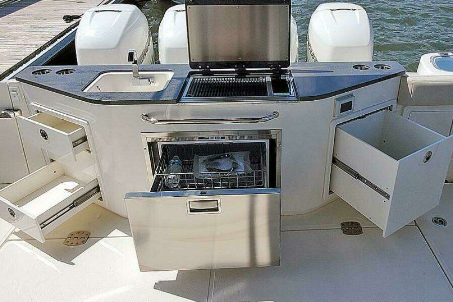 2021 Boston Whaler 405 Conquest