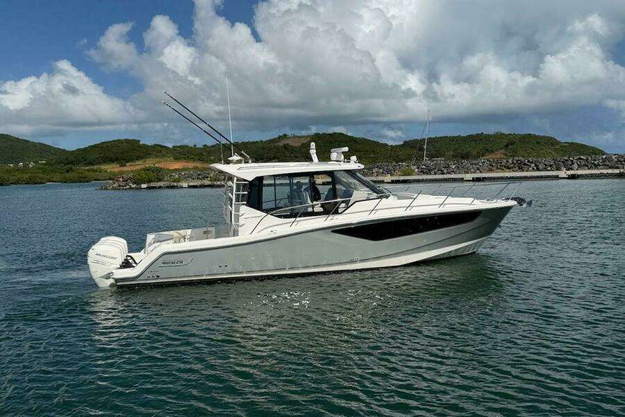 2021 Boston Whaler 405 Conquest