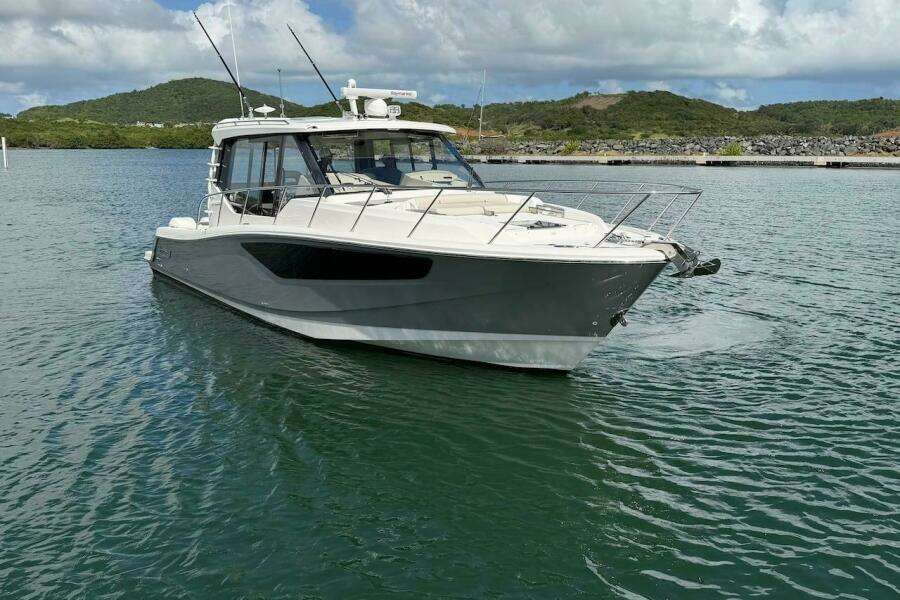 2021 Boston Whaler 405 Conquest