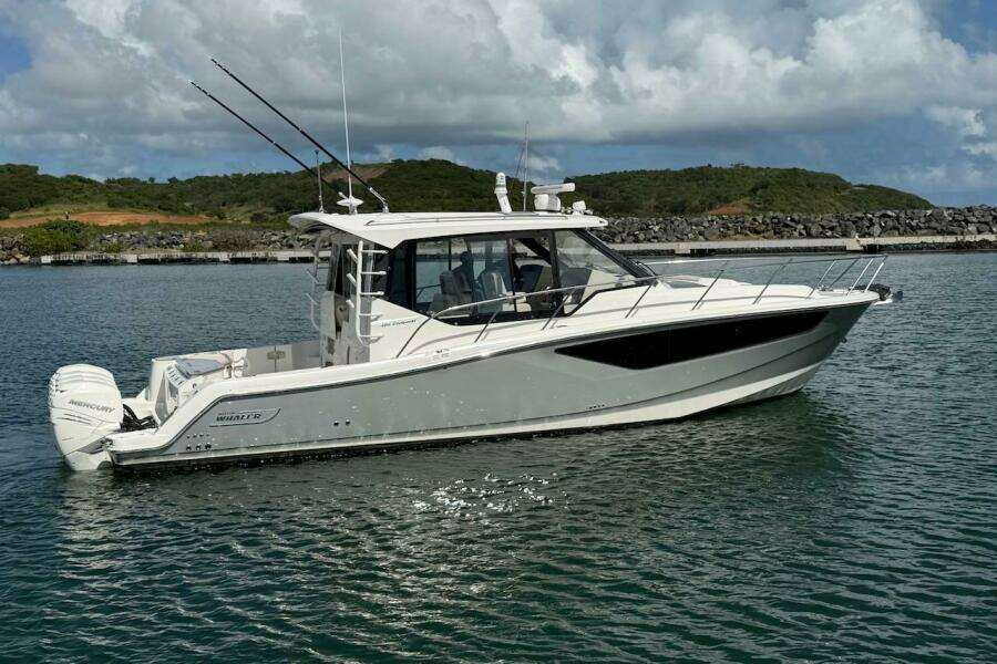 2021 Boston Whaler 405 Conquest
