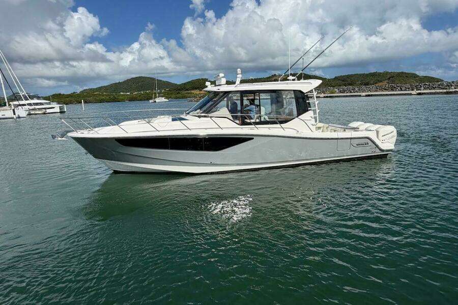 2021 Boston Whaler 405 Conquest