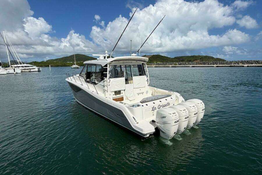 2021 Boston Whaler 405 Conquest