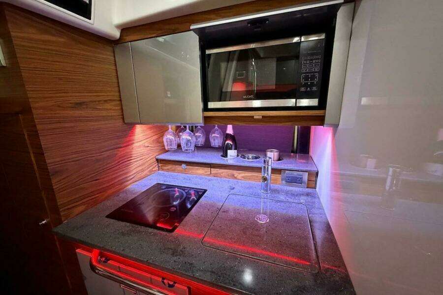 2021 Boston Whaler 405 Conquest