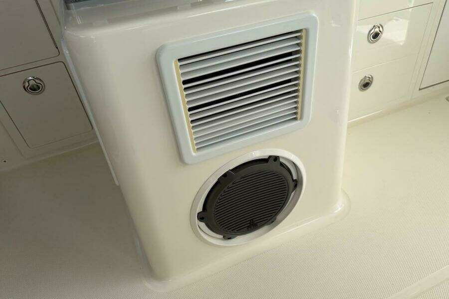 2021 Boston Whaler 405 Conquest