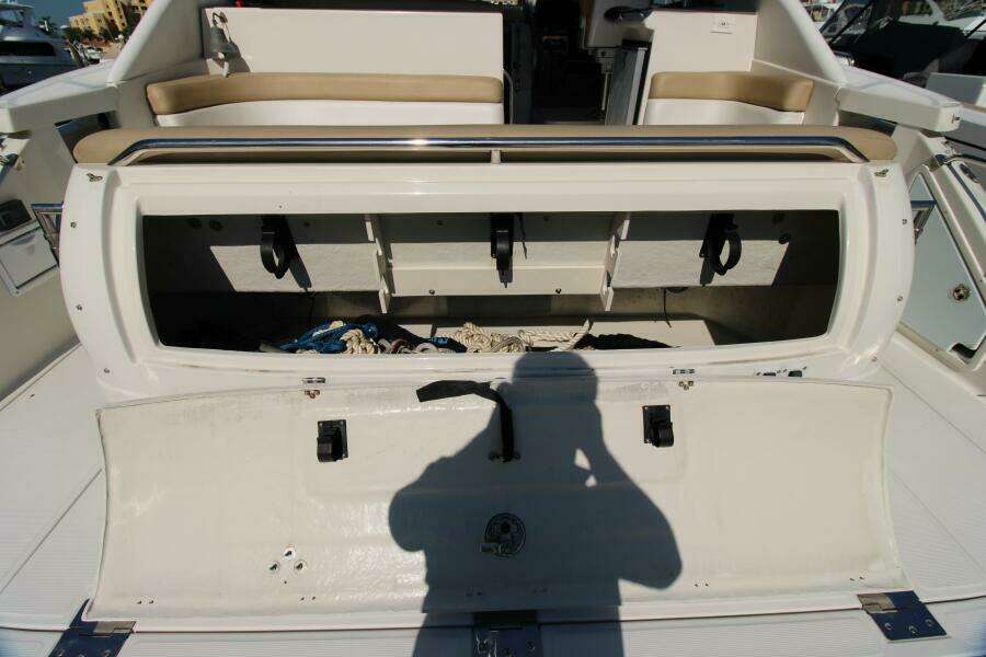 2002 Regal 4260 Commodore