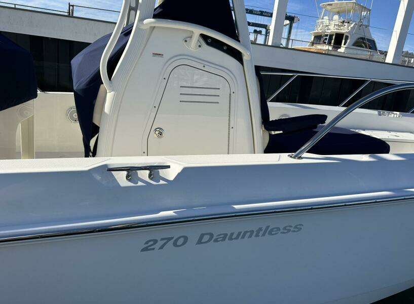 2022 Boston Whaler 270 Dauntless