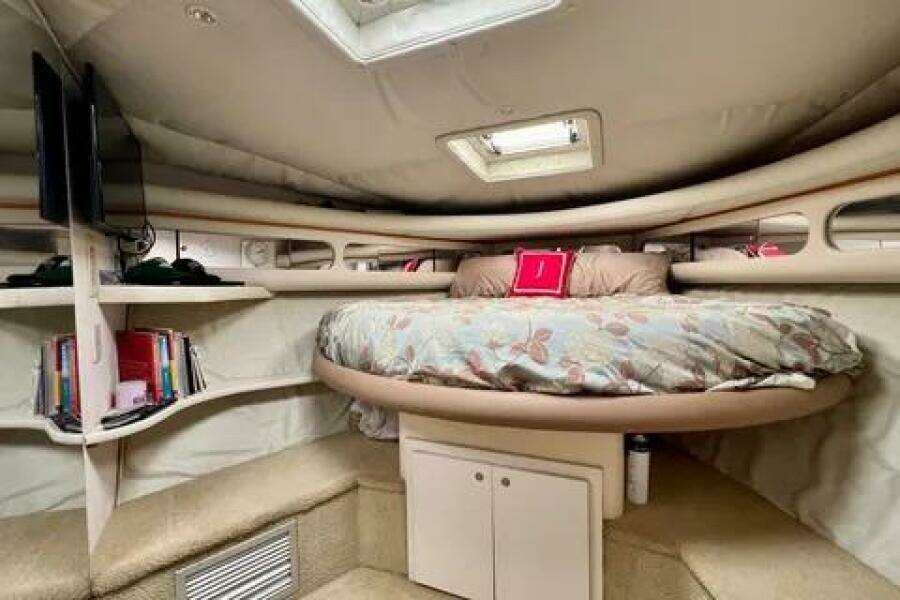 1996 Cruisers Yachts 4285 Express Bridge