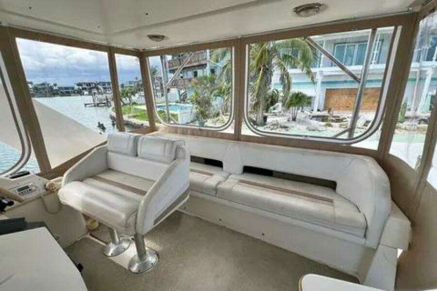 1996 Cruisers Yachts 4285 Express Bridge