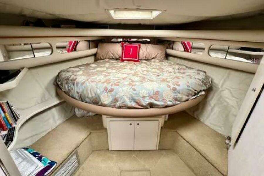 1996 Cruisers Yachts 4285 Express Bridge