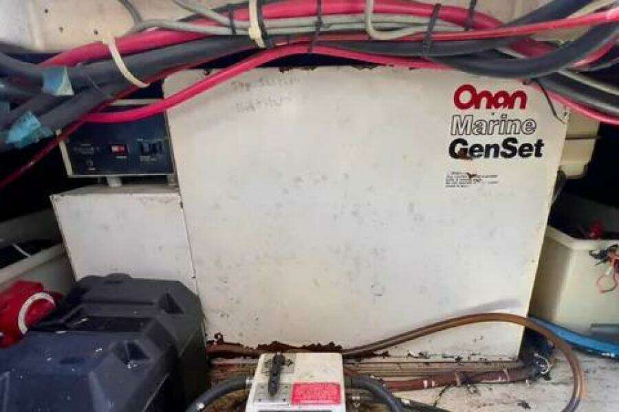 1996 Cruisers Yachts 4285 Express Bridge