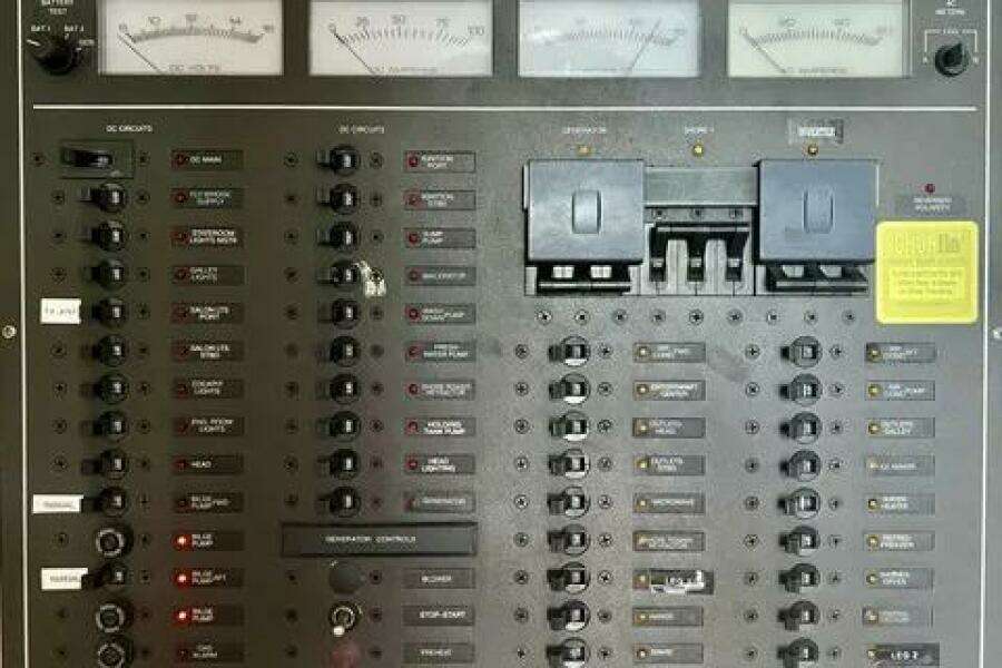 1996 Cruisers Yachts 4285 Express Bridge