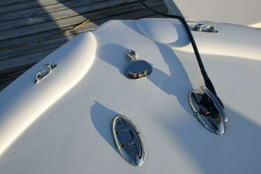 Bow And Midship Pop Up Cleats. Anchor Rode In Hawser   Anchor Stored Under Forward Bench Seat On Bridge Deck