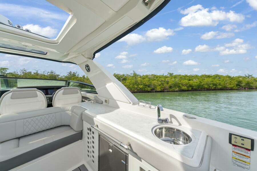 2022 Sea Ray SLX 400 Outboard SEA N SEA