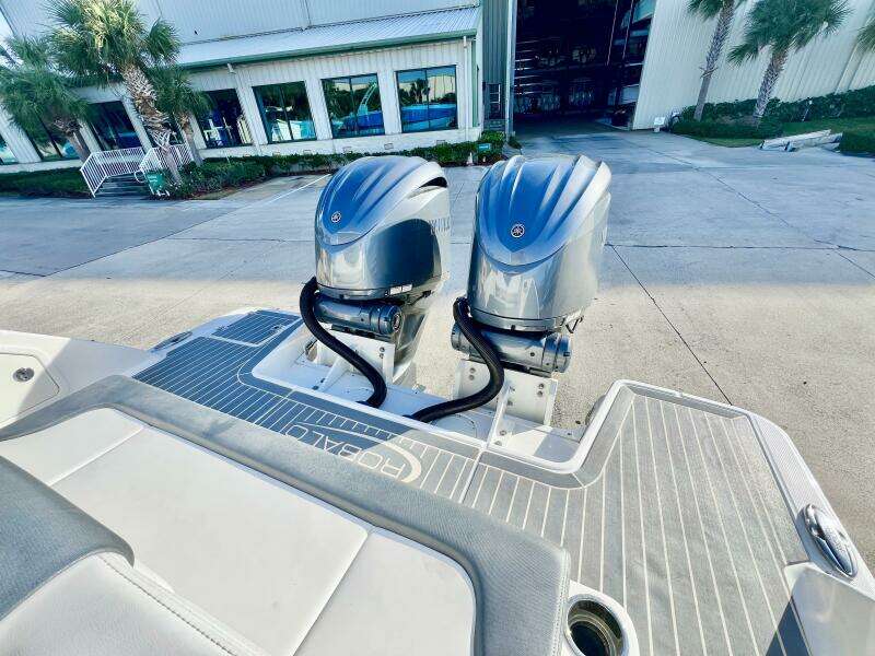 2021 Robalo R317