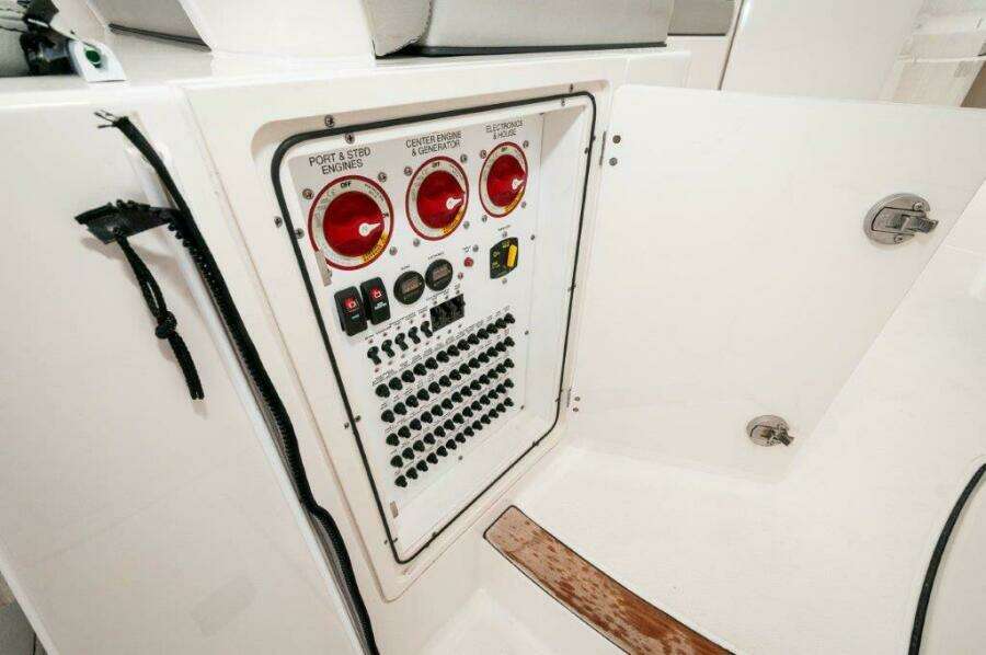 2023 Pursuit DC 365 Dual Console