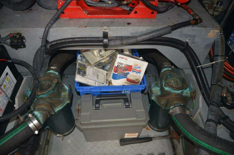 Sea Ray 46 4 RICH-SHER OR POORER - Engine Room