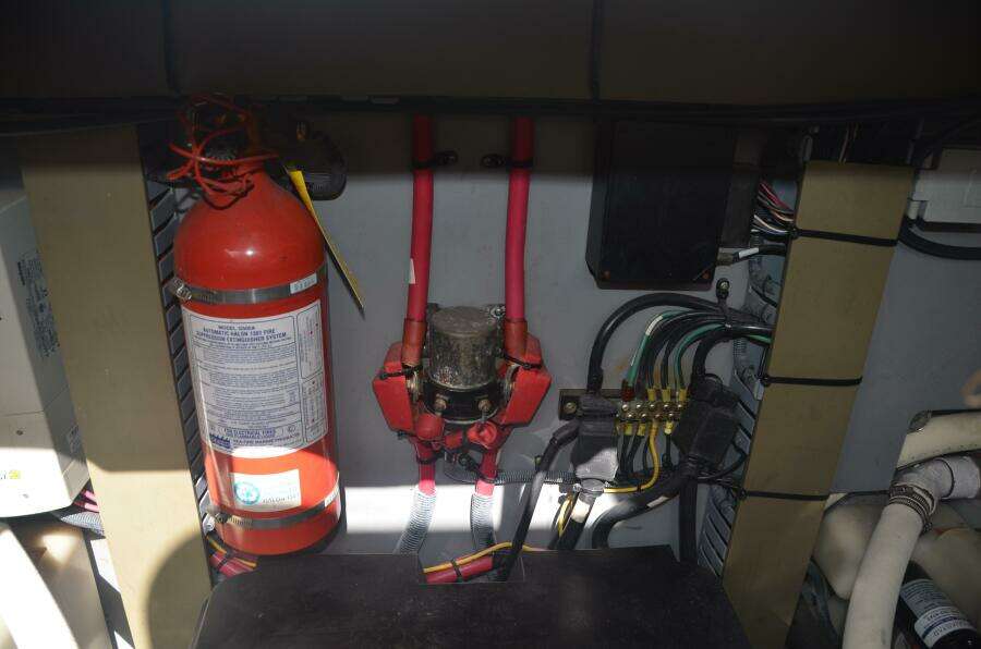 Sea Ray 46 4 RICH-SHER OR POORER - Engine Room