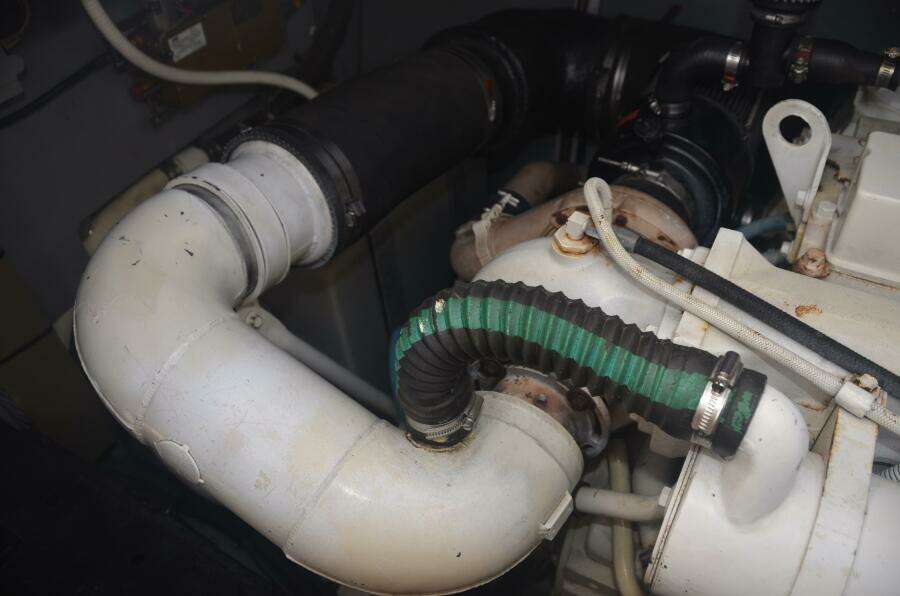 Sea Ray 46 4 RICH-SHER OR POORER - Engine Room