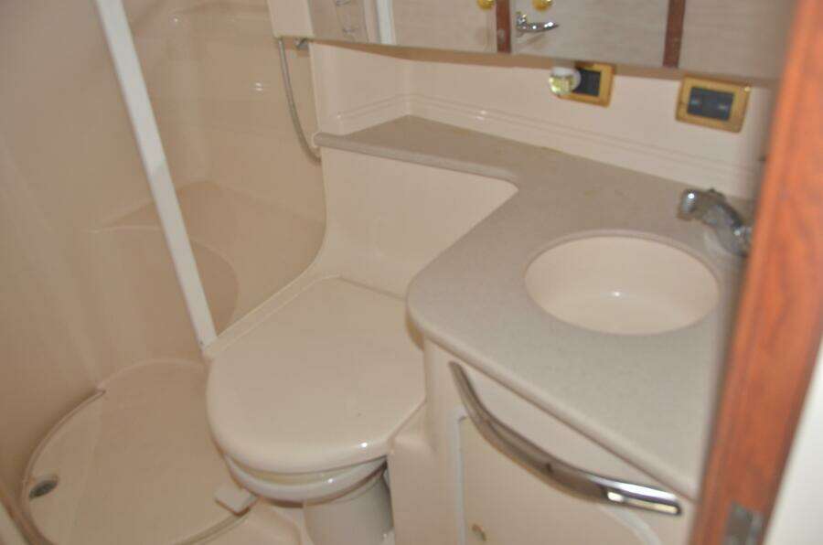 Sea Ray 46 4 RICH-SHER OR POORER - Master Ensuite Head