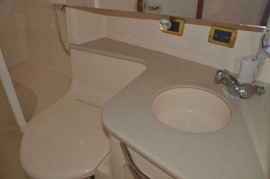 Sea Ray 46 4 RICH-SHER OR POORER - Master Ensuite Head