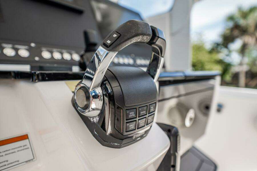 2021 Everglades 335 Center Console