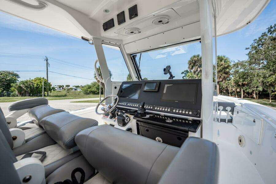 2021 Everglades 335 Center Console