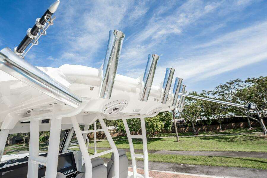 2021 Everglades 335 Center Console