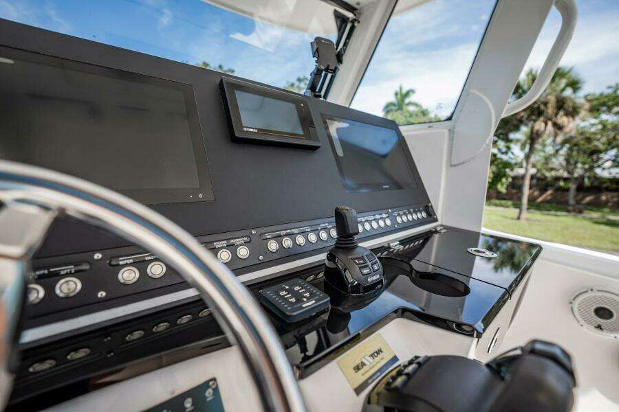 2021 Everglades 335 Center Console