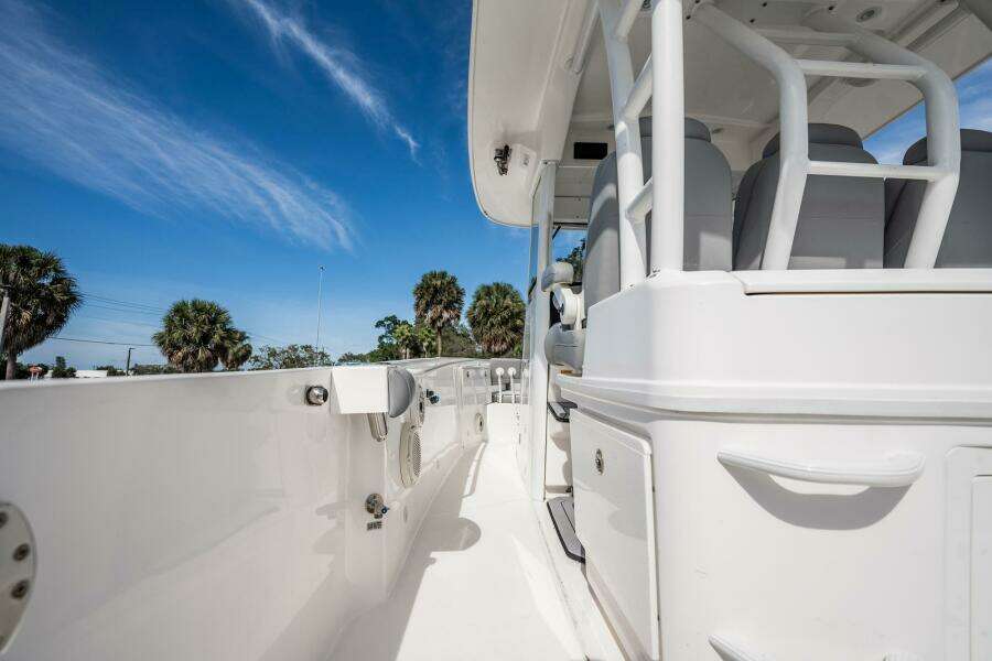 2021 Everglades 335 Center Console