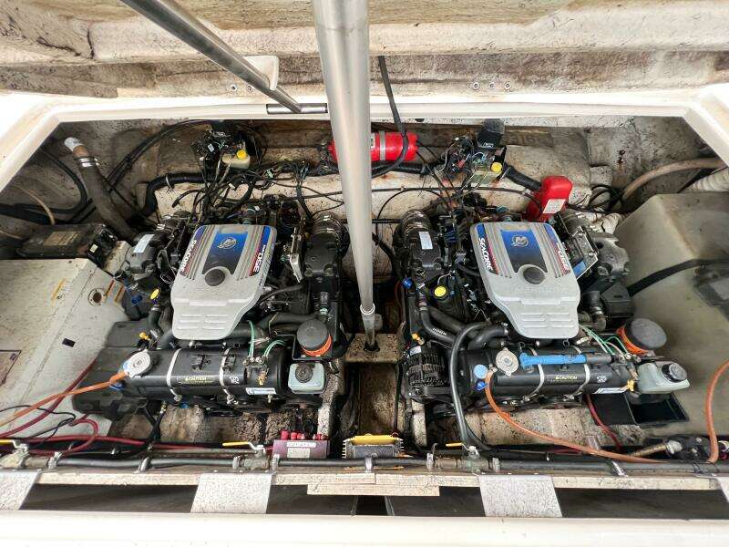 2000 Rinker Fiesta Vee 330