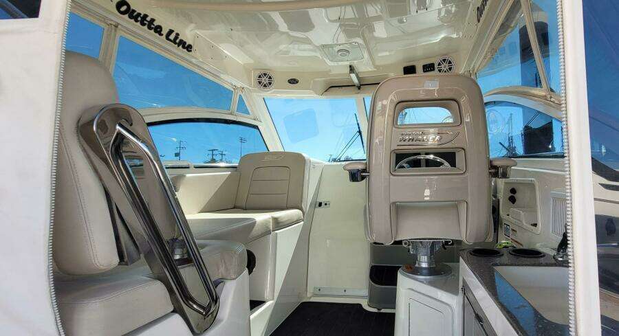 2017 Boston Whaler 315 Conquest