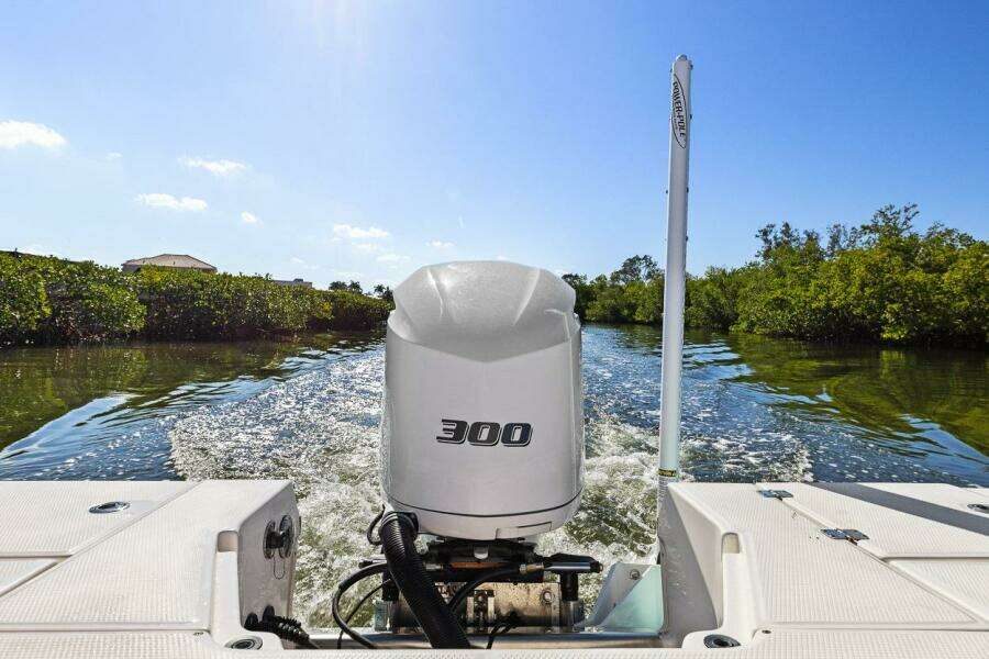 2020 Robalo 246 Cayman