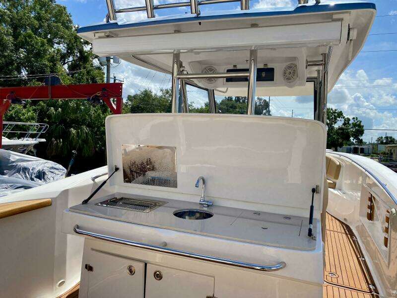 2023 Fishing Raptor 390 Solarium