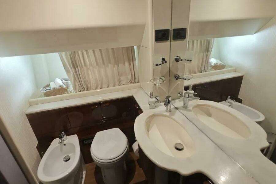 2002 Ferretti Yachts 720