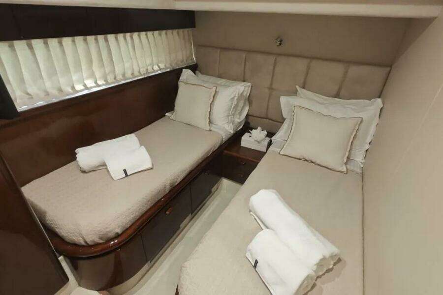 2002 Ferretti Yachts 720