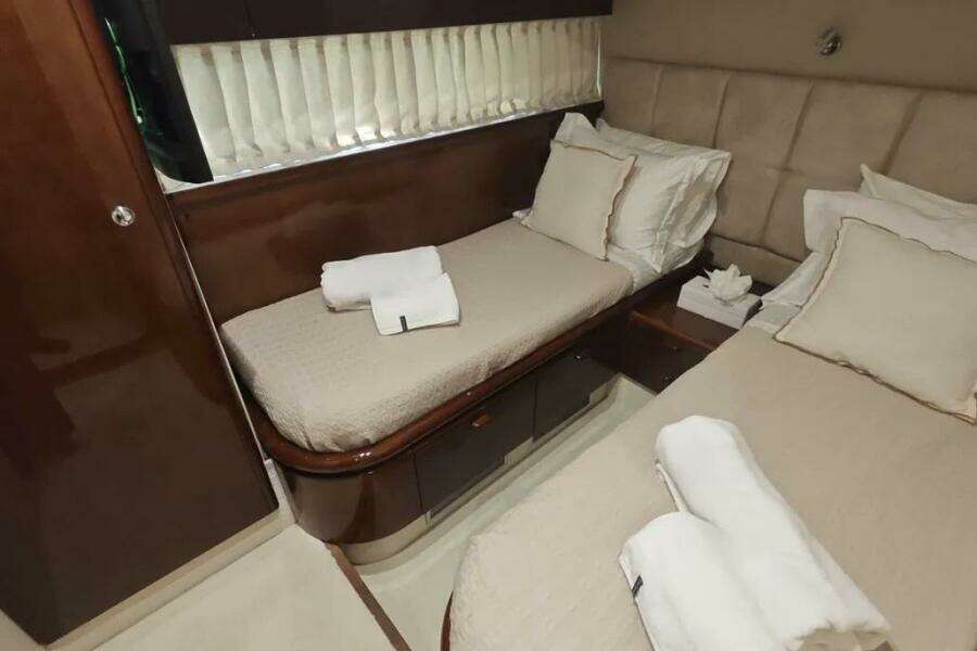2002 Ferretti Yachts 720