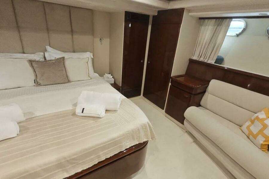 2002 Ferretti Yachts 720