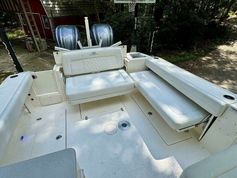 2022 Cobia 280 DC