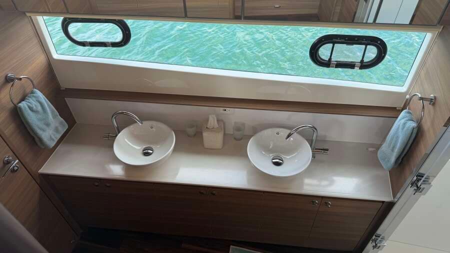 2025 Aquila 54 ENCLOSED BRIDGE