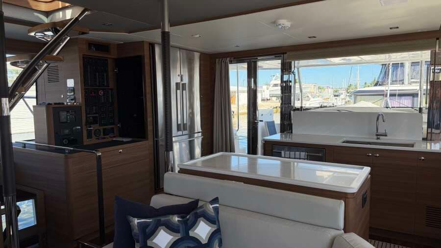 2025 Aquila 54 ENCLOSED BRIDGE