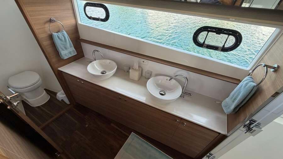 2025 Aquila 54 ENCLOSED BRIDGE