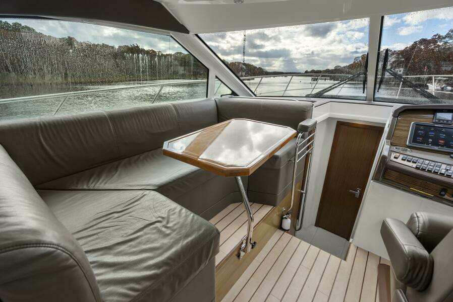 2014 Cruisers Yachts 