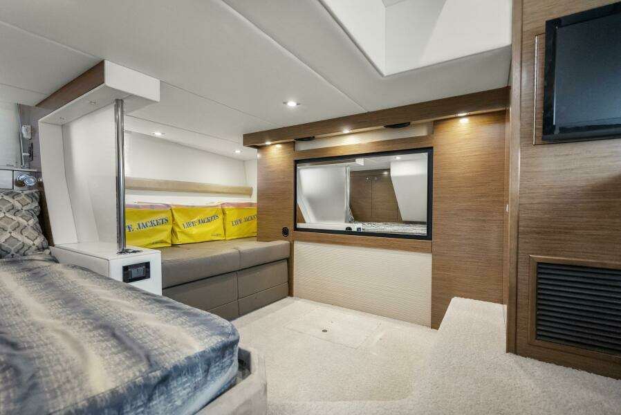 2014 Cruisers Yachts 