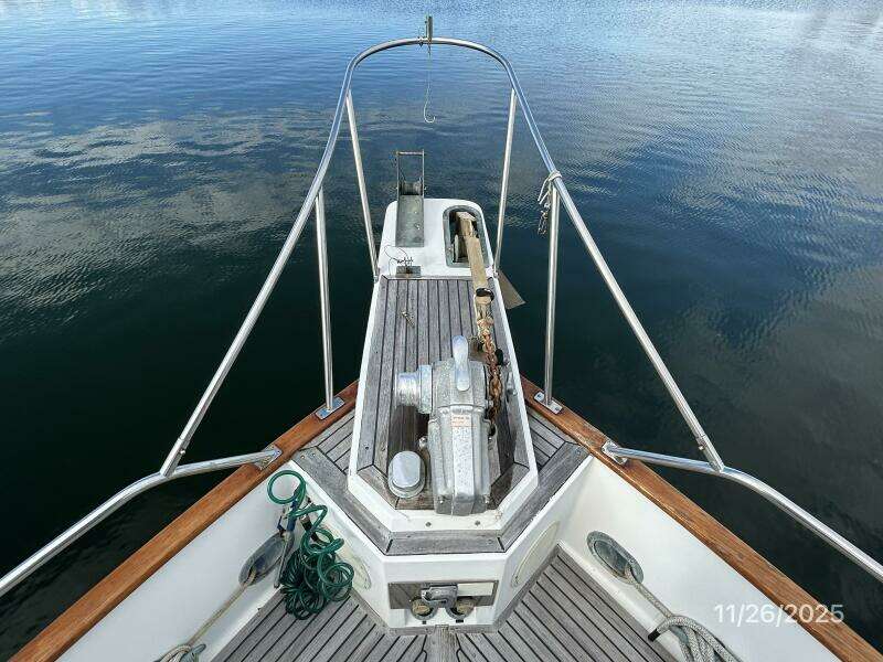 42' Grand Banks anchor windlass1