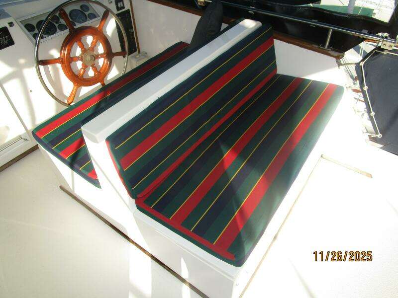 42' Grand Banks flybridge starboard seating2