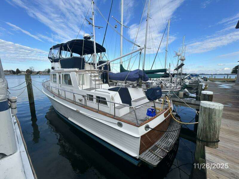 42' Grand Banks port aft profile2