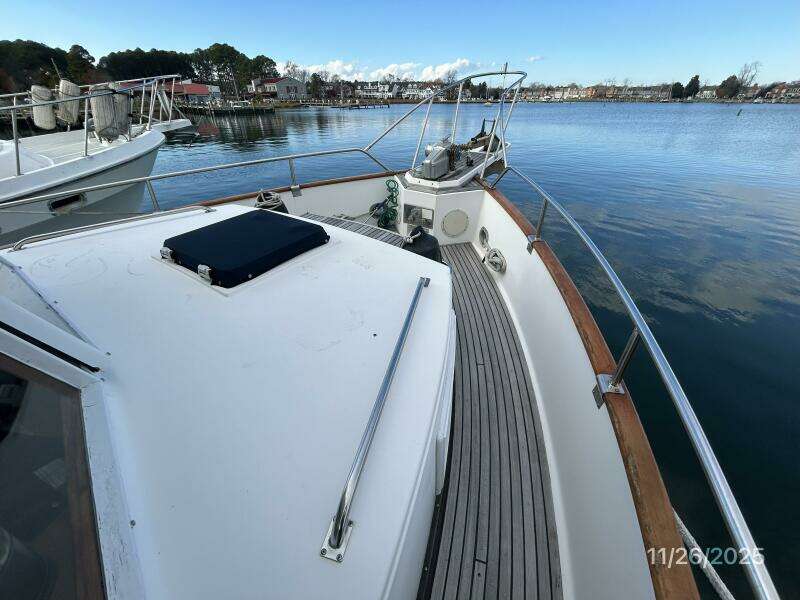 42' Grand Banks foredeck1