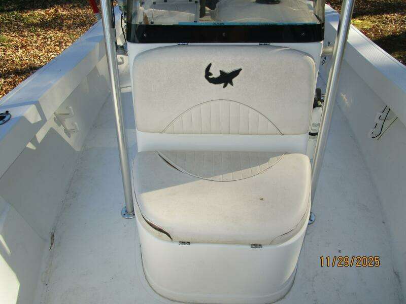 18' Mako foredeck aft seating
